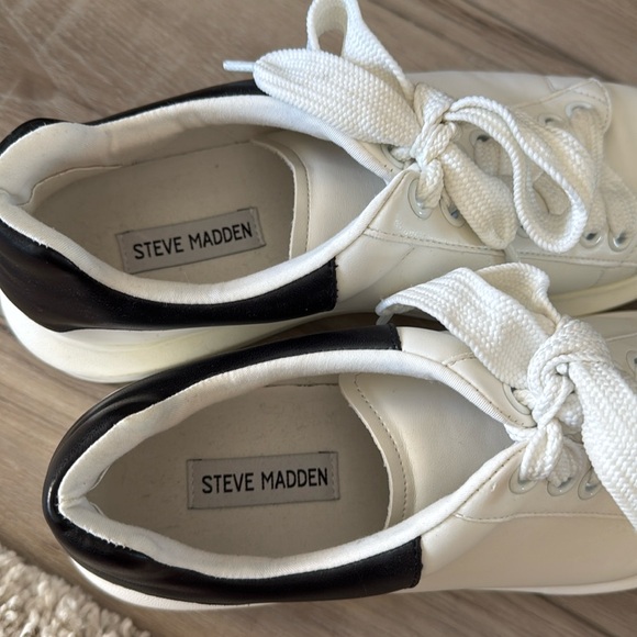 Steve Madden Gasp Black/White Sneakers - Picture 3 of 3